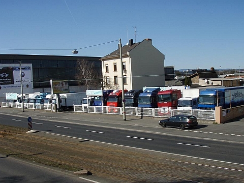 Strassenansicht des Firmengeländes der AMEX Nutzfahrzeuge GmbH von der Hanauer Landstr. aus Richtung Frankfurt am Main Innenstadt.